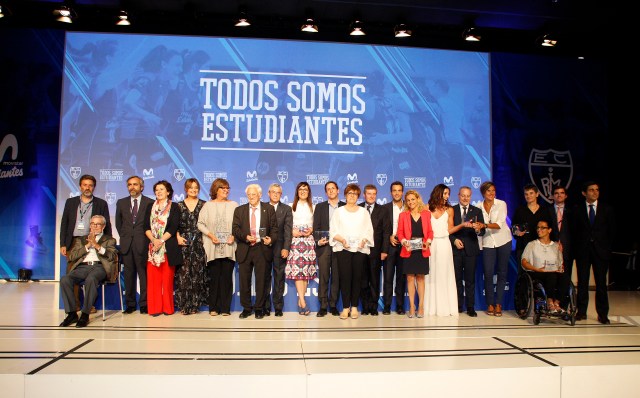 Imagen de grupo de todos los galardonados en la edición 2017 de los premios 'Todos Somos Estudiantes'