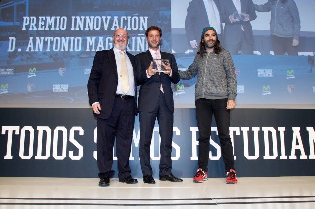 En la imagen el Chief Data Officer de Telefónica, Chema Alonso hizo entrega del premio a la ‘Innovación y Creación “Antonio Magariños” a WhatsCine por su nueva aplicación que permite a las personas con alguna discapacidad visual o auditiva disfrutar de la experiencia del cine  e interactuar en la propia sala con su smartphone o tablet o unas gafas especiales. Recogieron el galardón sus fundadores: ,  José Ramón Riera y Fernando Villamanta