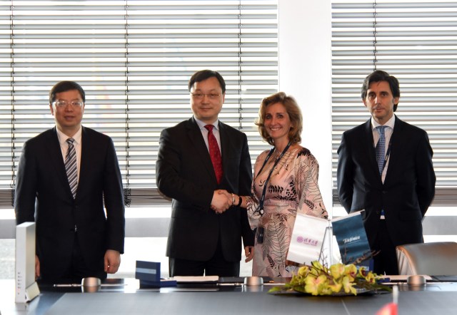 En la imagen de derecha a izquierda: Qiu Yong, Presidente de la Universidad de Tsinghua; Li Jinliang, decano de cooperación internacional e intercambio de la Universidad de Tsinghua; Carolina Jeux, Directora general de Telefónica Educación Digital y José María Álvarez-Pallete, Consejero Delegado de Telefónica.