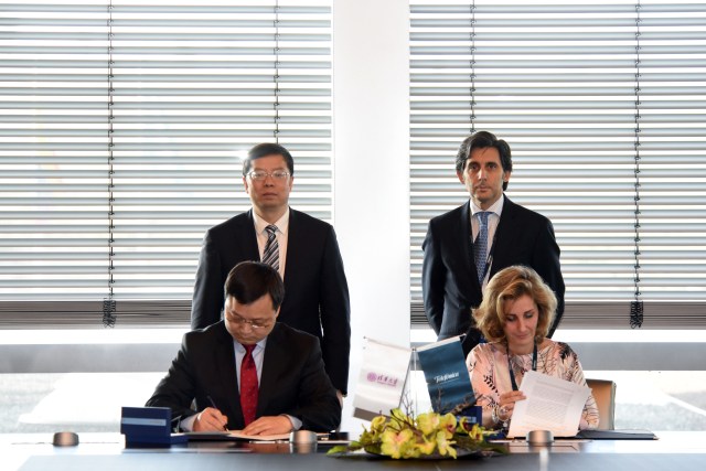 En la imagen durante la firma del acuerdo, Li Jinliang, decano de cooperación internacional e intercambio de la Universidad de Tsinghua y Carolina Jeux, Directora general de Telefónica Educación Digital. Detrás, Qiu Yong, Presidente de la Universidad de Tsinghua y José María Álvarez-Pallete, Consejero Delegado de Telefónica.