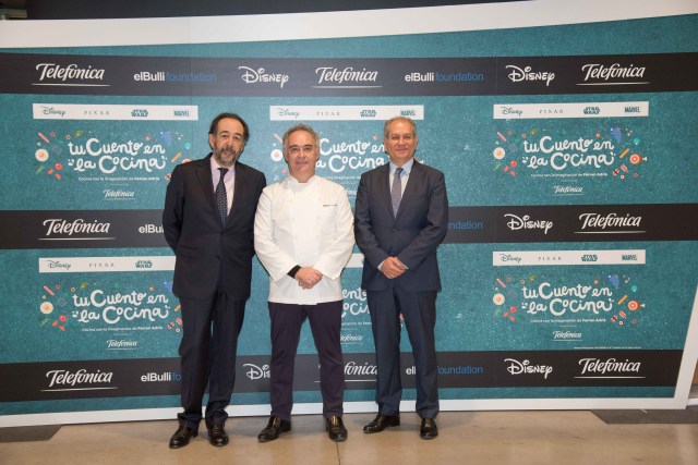 De izquierda a derecha, el director de Asuntos Públicos y Regulación de Telefónica, Carlos López Blanco; el embajador de Telefónica y chef, Ferran Adrià, y el consejero delegado de The Walt Disney Company para España y Portugal, Simón Amselem.