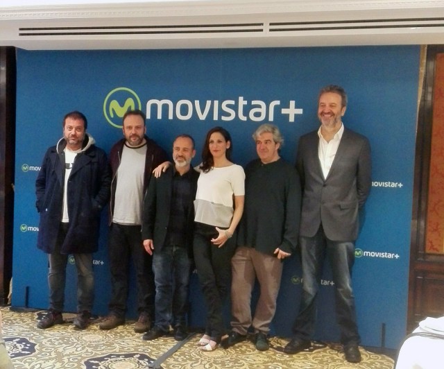 De izquierda a derecha: Juan Cavestany y Enrique López de la productora Apaches, los actores Javier Gutiérrez y Malena Alterio, Álvaro Fernández de Apaches y Felipe Pontón, director de desarrollo de Movistar+.