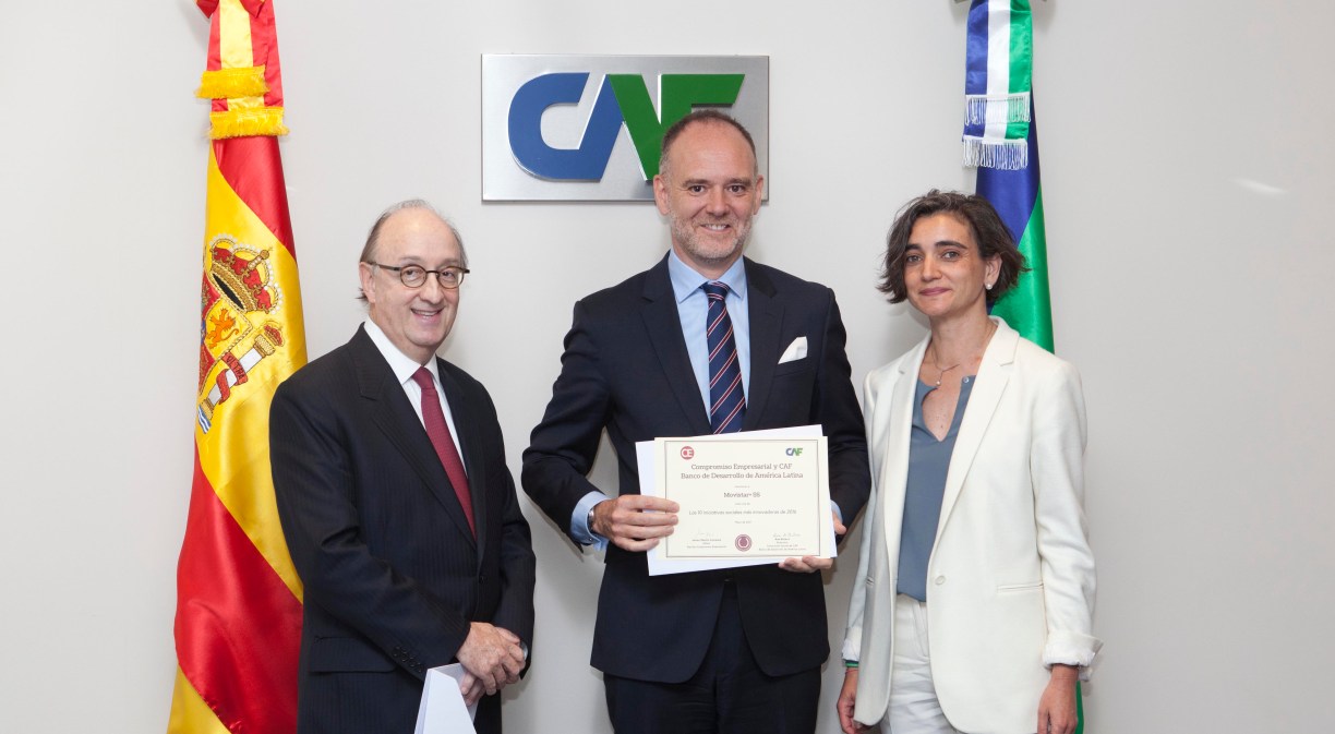 José María Pestaña, director de Recursos Globales de Movistar+, con el diploma entregado por María López Escorial, presidenta de Fundación Compromiso y Transparencia, y Guillermo Fernández de Soto, director para Europa de CAF
