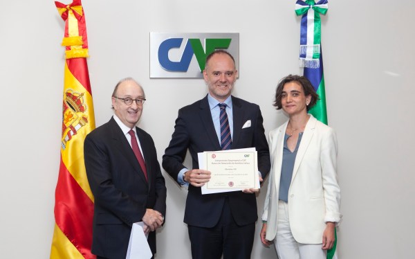 José María Pestaña, director de Recursos Globales de Movistar+, con el diploma entregado por María López Escorial, presidenta de Fundación Compromiso y Transparencia, y Guillermo Fernández de Soto, director para Europa de CAF