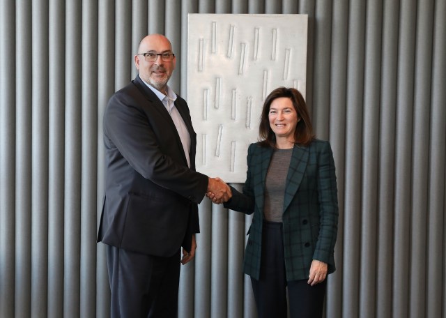 Pie de foto: Emilio Gayo, presidente de Telefónica España, y Cristina de Parias, country manager de BBVA España.