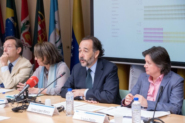 Foto 2 de 2
De izquierda a derecha, Gonzalo Robles Orozco, secretario general de Cooperación Internacional para el Desarrollo; Rebeca Grynspan, Secretaria General Iberoamericana; Carlos López-Blanco, director general de Asuntos Públicos y Regulación de Telefónica; y Jessica Faieta, subsecretaria general de la ONU y directora de PNUD para América Latina y el Caribe, durante el acto de presentación de la plataforma online del Informe Regional sobre Desarrollo Humano 2015-2016: www.masqueingreso.org.