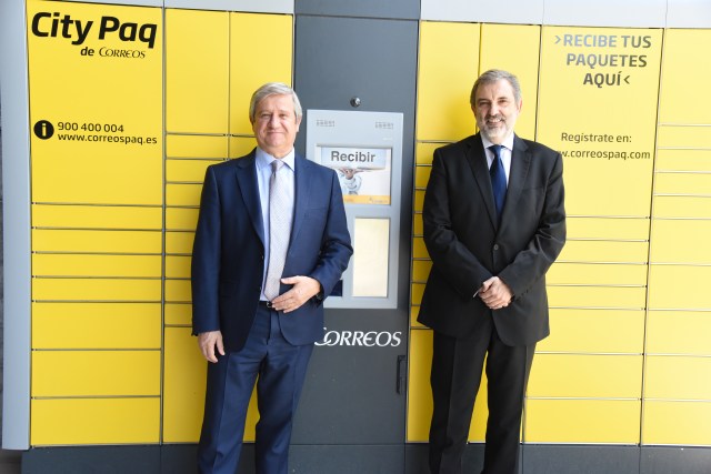 El presidente de Correos, Javier Cuesta Nuin, y el presidente de Telefónica España, Luis Miguel Gilpérez