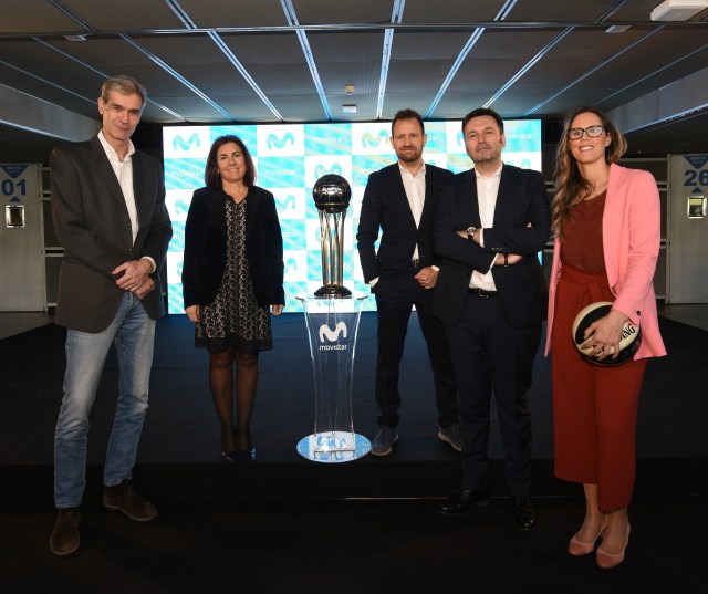 De izquierda a derecha: Antonio Martín, presidente de la ACB; María Jesús Almazor, consejera delegada de Telefónica España; David Carnicero, responsable de contenidos de baloncesto de Movistar+; Juan Andrés García Ropero ‘Bropi’, jefe de deportes de Movistar+, y Amaya Valdemoro, exjugadora y comentarista de Movistar+