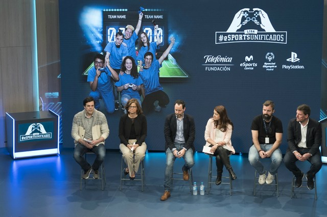 De izquierda a derecha: Santiago Peydro, responsable del proyecto eSports en Telefónica España; Carmen Morenés, directora de Voluntarios Telefónica; Marcelino Pérez, director de Special Olympics Madrid; Sandra Pascoa, PR Manager de PlayStation®España; Fernando Piquer, CEO de Movistar Riders; y Ricardo Sierra,  periodista deportivo y experto en eSports