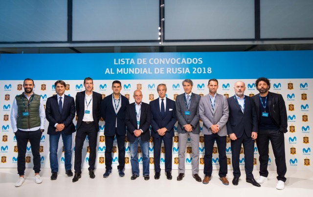 El director de Asuntos Públicos de Presidencia de Telefónica, Francisco de Bergia, junto a ex jugadores internacionales de la Selección