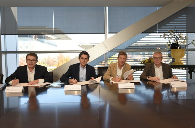 De izquierda a derecha: Javier Delgado, director de RRHH de Telefónica España; José María Álvarez-Pallete, presidente ejecutivo de Telefónica; José Alfredo Mesa, representante de UGT, y Jesús González, representante de CCOO, durante la firma del documento sobre desconexión digital de sus empleados.