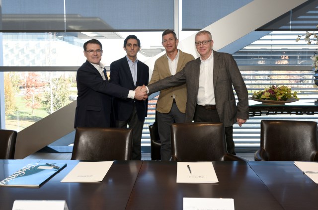 De izquierda a derecha: Javier Delgado, director de RRHH de Telefónica España; José María Álvarez-Pallete, presidente ejecutivo de Telefónica; José Alfredo Mesa, representante de UGT, y Jesús González, representante de CCOO, durante la firma del documento sobre desconexión digital de sus empleados