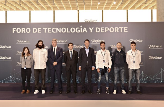 De izquierda a derecha: Lourdes Oyarbide, ciclista del Movistar Team; Regino Hernández, snowboarder cross; Miguel Ángel Gil, consejero delegado del Atlético de Madrid; José María Álvarez-Pallete, presidente ejecutivo de Telefónica SA; Rafael Nadal, tenista y embajador de Telefónica; Chema Martínez, atleta; Alejandro Valverde, ciclista del Movistar Team y Javier Gómez-Noya, triatleta, en el Foro de Tecnología y Deporte