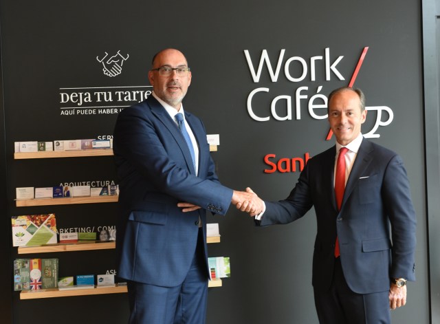 De izquierda a derecha: Emilio Gayo, presidente de Telefónica España, y Rami Aboukhair, consejero delegado de Santander España, en su acuerdo para desarrollar los primeros casos de uso 5G de la banca europea
