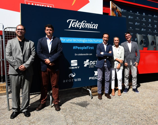 Pie de foto, de izquierda a derecha: Jordi Contreras Suñé, Telematics Master de Ficosa; Jesús García, CEO de Aeorum; Vicente Muñoz, Chief IoT Officer de Telefónica; Ana Blanco Bergareche, subdirectora adjunta de Circulación de la DGT; César de Marco, responsable 5G Connected Car de SEAT.