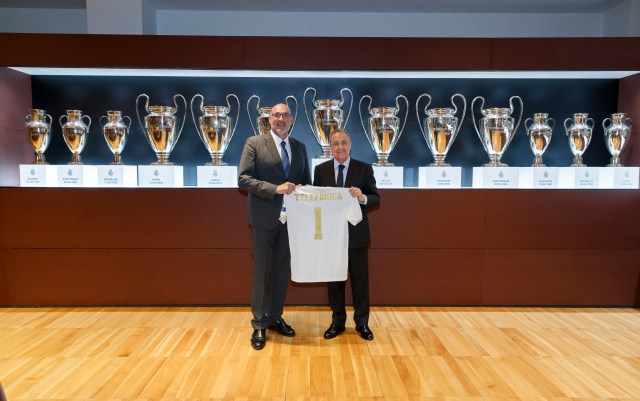 De izqda. a drcha.: Emilio Gayo, presidente de Telefónica España, y Florentino Pérez, presidente del Real Madrid