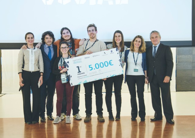 De izquierda a derecha: La responsable de Talentum en Telefónica, Rosalía O’Donnell; Mario Garcés, secretario de Estado de Servicios Sociales e Igualdad; los cuatro integrantes del equipo ganador; Mari Luz García, directora de RRHH de Ericsson, y Francisco Mesonero, director general de Fundación Adecco.