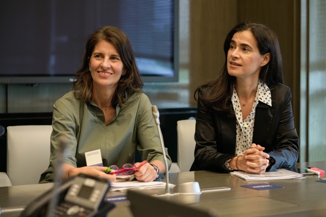 De izquierda a derecha: La directora general de Finanzas y Control de Telefónica, Laura Abasolo, y la directora de Ética Corporativa y Sostenibilidad, Elena Valderrábano