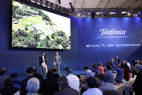 De izquierda a derecha: Gonzalo Martín-Villa, director global de Innovación de Telefónica; y Patrick López, director of customer centric networks de Telefónica
