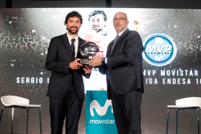 El jugador Sergio Llull recogiendo el trofeo MVP Movistar 2017 de manos de Emilio Gayo, Director General de Telefónica España (ACB Photo)