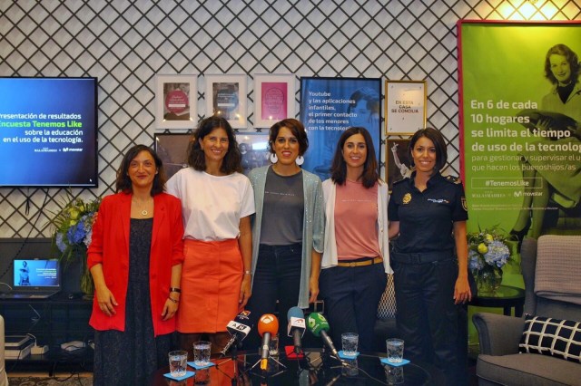 Pie de foto. Elena Valderrábano, dtora de Ética Corporativa y Sostenibilidad de Telefónica y Laura Baena, fundadora del Club de Malasmadres con el resto de participantes del taller sobre la educación en el buen uso de las tecnologías y la Red.