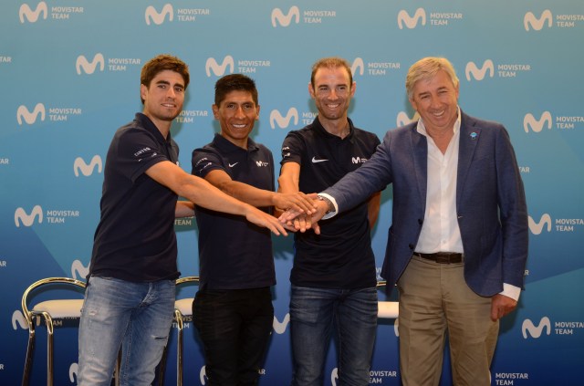 De izquierda a derecha, los ciclistas de Movistar Team Nairo Quintana, Mikel Landa y Alejandro Valverde y el mánager general del equipo, Eusebio Unzué.