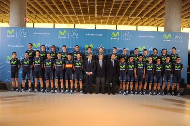 Foto 2 de 2
En el centro de la imagen y de izquierda a derecha: el director del Movistar Team, Eusebio Unzué; el presidente de Telefónica, César Alierta y el director general de Asuntos Públicos de Telefónica, Carlos López Blanco con todos los componentes del equipo ciclista.