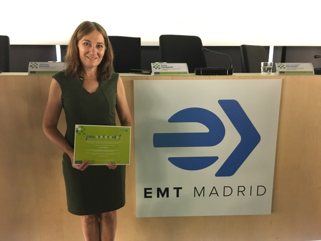 Foto Beatriz Herranz, directora Comercial de Centro de Telefónica España recibiendo el premio
