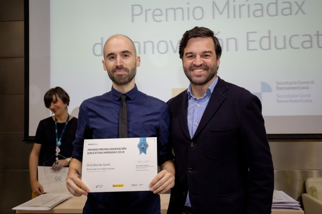 Gonzalo Martín-Villa, director de Innovación de Telefónica, entrega el primer Premio Innovación Educativa Miríadax 2018, al profesor Oriol Borras por el MOOC “Poténciate con redes sociales”, de la Universidad Rey Juan Carlos.