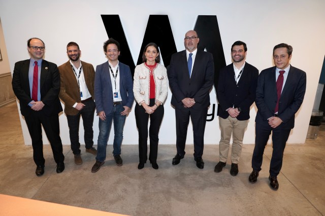 En la imagen, de izquierda a derecha:
Juan Ignacio Díaz Bidart, Director del Gabinete de la Ministra 
Andrés Saborido, Director Wayra España
Miguel Arias, Global Entrepreneurship Director, Telefónica, S.A. D. 
Reyes Maroto, Ministra de Industria, Comercio y Turismo 
Emilio Gayo, Presidente de Telefónica España 
Gonzalo Martín-Villa, Chief Innovation Officer, Telefónica, S.A. D. 
José Bayón López, Consejero Delegado de Enisa (Empresa Nacional de Innovación, S.A.)