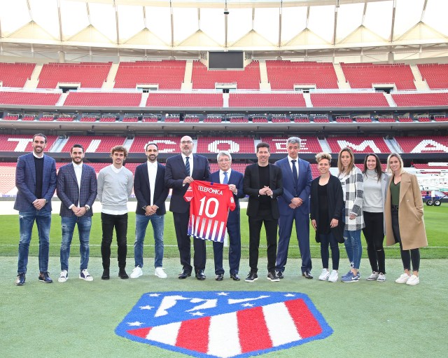 Pie de foto: Emilio Gayo, presidente de Telefónica España, recibe la camiseta del Atlético de Madrid de manos del presidente del club, Enrique Cerezo, en presencia del consejero delegado del equipo, Miguel Ángel Gil Marín, acompañados de representantes de los equipos femenino y masculino.