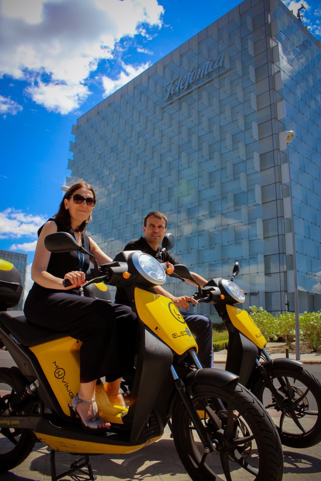 From left to right: Beatriz Herranz, Director of Large Clients Centre at Telefónica and Iván Contreras, CEO and Co-founder of Muving. Telefónica improves the connectivity of Muving electric motorcycles in Europe and America