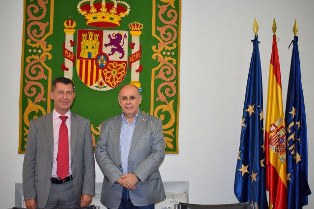 El secretario general de la Federación Española de Municipios y Provincias (FEMP), Carlos Daniel Casares (a la derecha en la foto), y el secretario general de Telefónica España, Nicolás Oriol, han firmado hoy en Madrid un acuerdo marco de colaboración para impulsar la transformación digital de los municipios.