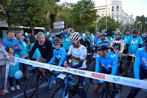 celebracion Corrección Huelga Alejandro Valverde estrena el maillot arcoíris de Campeón del Mundo en la  Fiesta de la Bici Movistar - Telefónica