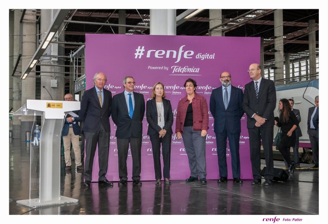 Foto 2 de 4.
Foto: de izquierda a derecha, el presidente de Adif, Gonzalo Ferre Moltó, el presidente de Telefónica, César Alierta; la ministra de Fomento, Ana Pastor; la presidenta de Hispasat, Elena Pisonero; el presidente de Indra, Fernando Abril-Martorell; y el presidente de Renfe, Pablo Vázquez