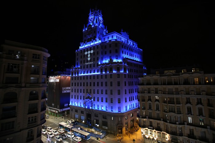 Edificio de Telefónica en Gran Vía iluminado de azul