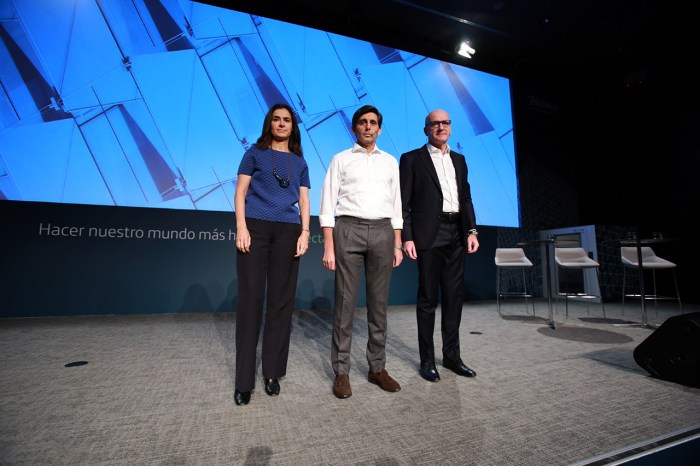 De izquierda a derecha: Laura Abasolo, José María Álvarez-Pallete y Ángel Vilá en la presentación de la nueva Telefónica