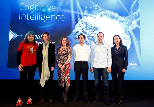 En la imagen de izquierda a derecha: Chema Alonso, Chief Data Officer de Telefónica, Sofía Fernández de Mesa, directora de la Fundación ProFuturo, Peggy Johnson , vicepresidenta ejecutiva de Desarrollo de Negocio de Microsoft, José María Álvarez-Pallete, presidente ejecutivo de Telefónica, Javier Oliván, vicepresidente de Desarrollo de Negocio de Facebook y Clara Palau, Especialista senior, Unidad Innovación UNICEF