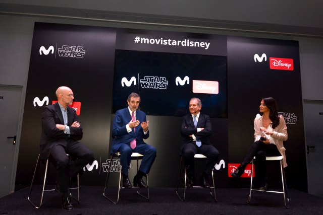 De izquierda a derecha: Fernando Jerez, director de #0 y de contenidos de entretenimiento de Movistar+; Luis Miguel Gilpérez, presidente de Telefónica España;  Simon Amselem, consejero delegado de The Walt Disney Company para España y Portugal; e Isabel Vázquez, presentadora de Movistar+.