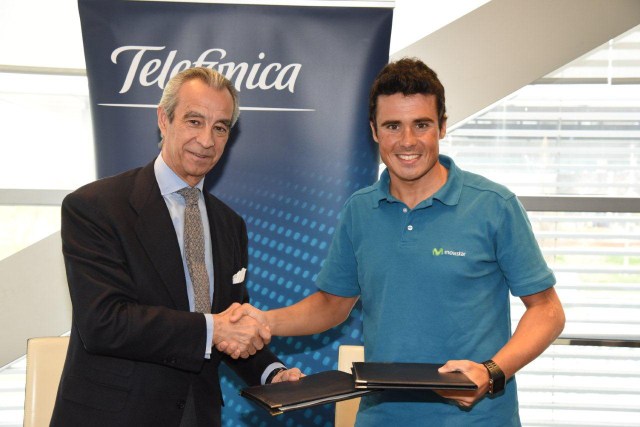 A la izquierda, Francisco de Bergia, director de Asuntos Públicos de Presidencia de Telefónica junto al triatleta Javier Gómez Noya durante la firma del acuerdo.
