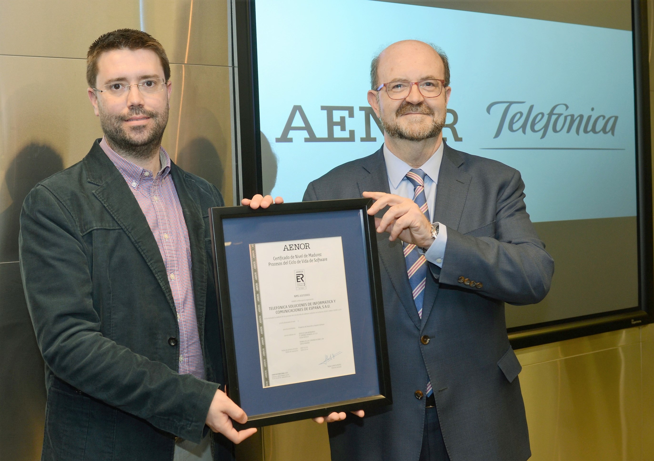 De izquierda a derecha: Javier Magdalena, director de Negocios Digitales de Telefónica, recibe el certificado ISO 33000 de manos de Manuel Romero, director de Marketing Sectorial de AENOR.