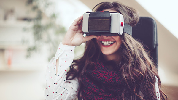 Chica con gafas de realidad virtual