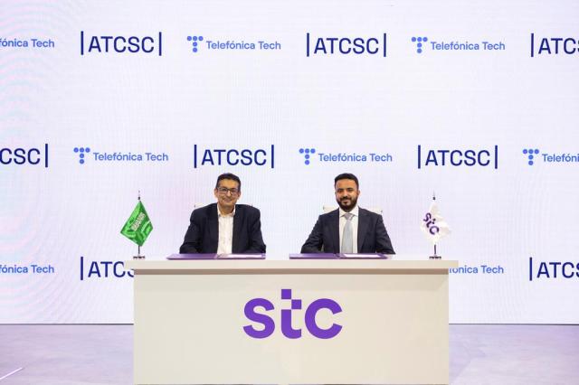 De izda. a drcha.:  Rames Sarwat (Telefónica Tech) y Abdulrahman AlManea (ATCSC)
