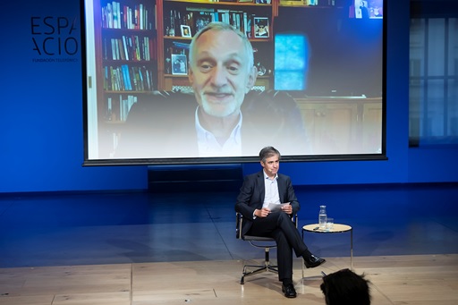 Rafael Fernández de Alarcón, director Global de Marca, Medios, Patrocinios e Investigación de Telefónica, conversa con Robert Waldinger, director del Estudio longitudinal de la Universidad de Harvard sobre la felicidad. Fotografía: Ricardo Domingo, cortesía Fundación Telefónica.