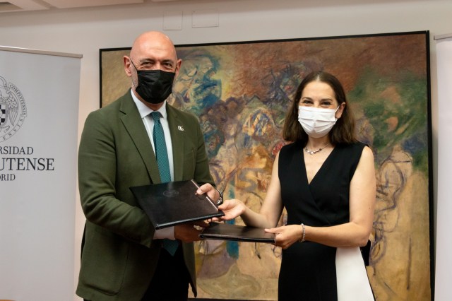 El Rector de la Universidad Complutense de Madrid (UCM), Joaquín Goyache, y la directora del Territorio Centro de Telefónica, Beatriz Herranz.