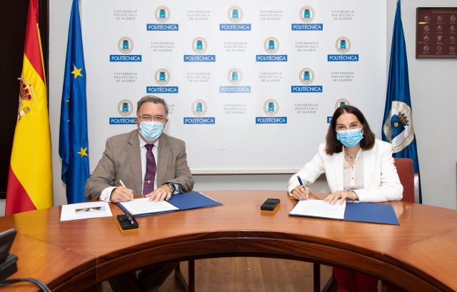 El Rector de la Universidad Politécnica de Madrid (UPM), Guillermo Cisneros, y la directora del Territorio Centro de Telefónica, Beatriz Herranz.