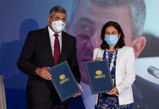 María Jesús Almazor, CEO Ciberseguridad y Cloud de Telefónica Tech, junto a Zurab Pololikashvili, secretario general de la Organización Mundial del Turismo (OMT).