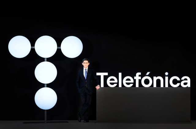 José María Álvarez-Pallete con el nuevo logotipo de Telefónica