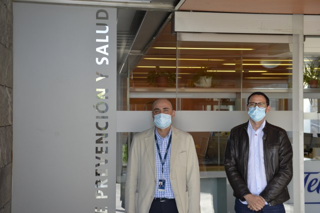 En la foto, están a la izquierda Jose Luis Alonso Morales, director de Prevención Riesgos Laborales y Servicios Generales de Telefónica España (quien firma la adhesión) y a la derecha Raúl Rodriguez Rodriguez, médico del Servicio Mancomunado de Prevención de Riesgos Laborales.