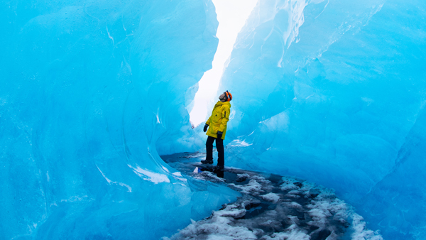 Hombre en caverna de hielo